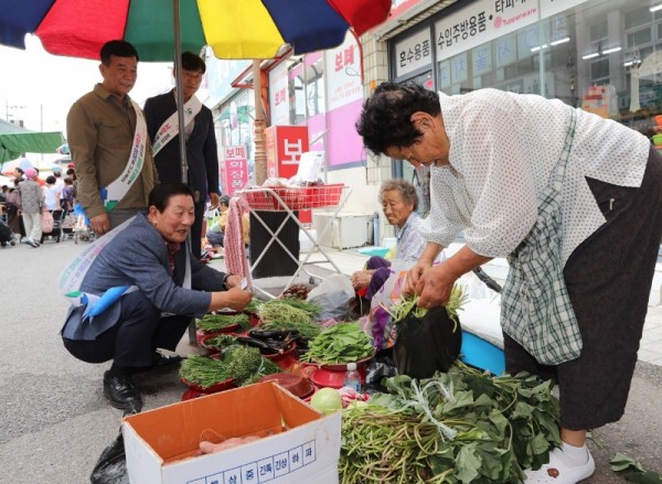 전통시장 민생행보1.jpg