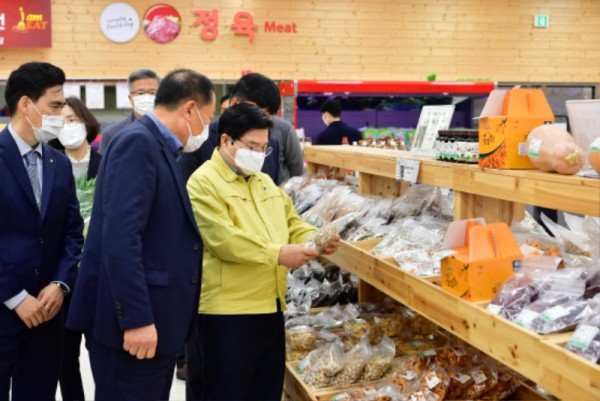 장성군이 농림축산식품부 주관 푸드플랜 연계 공모사업에 잇따라 선정됐다. 사진은 남면 로컬푸드직매장을 찾은 유두석 장성군수.JPG